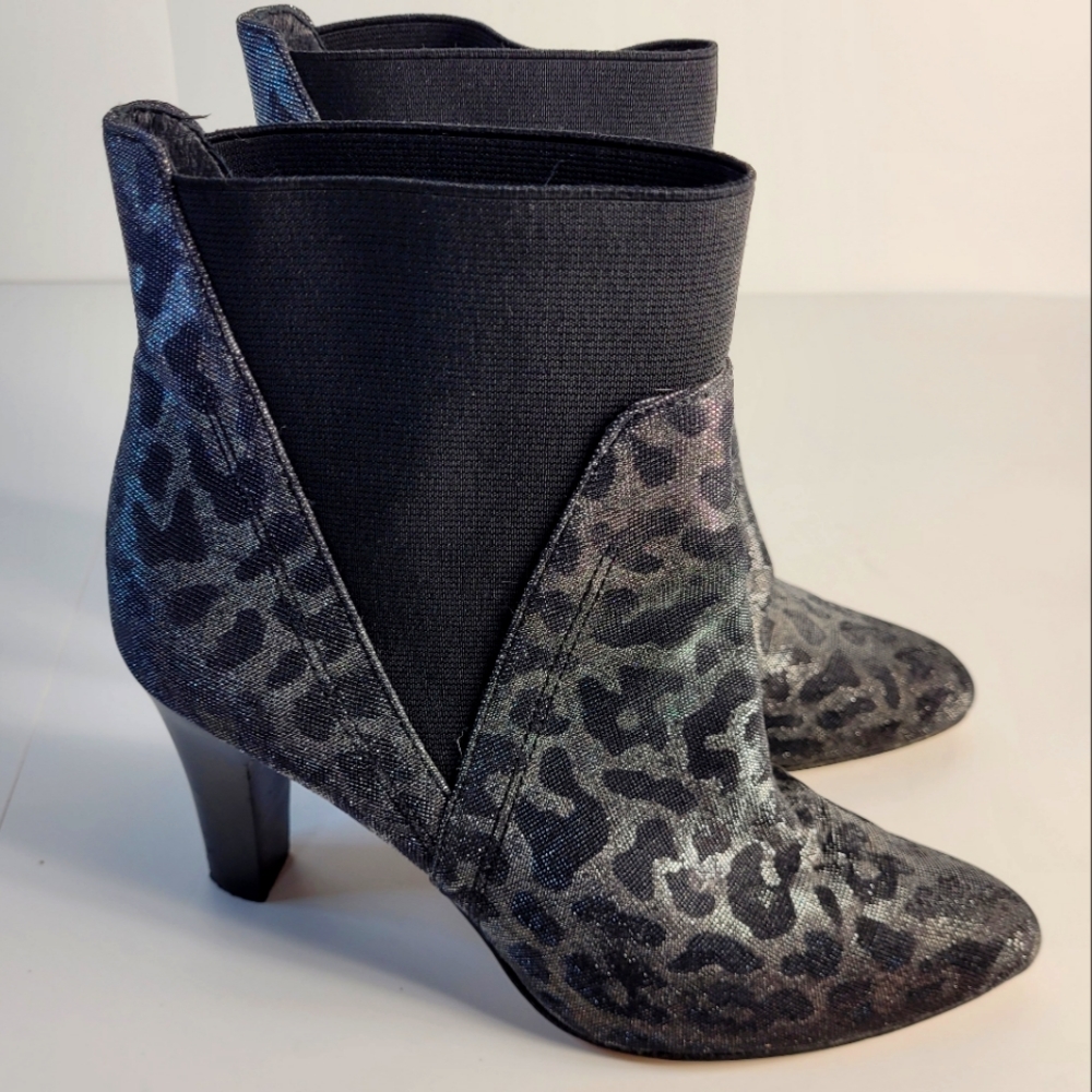 Donald J Pliner women 8.5 W silver metallic leopard print